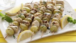 Spiedini di pollo e uva bianca