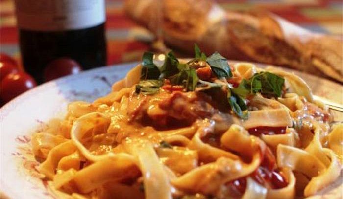 Tagliatelle rosa alle erbe
