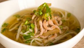 Maiale con verdure e tagliatelle