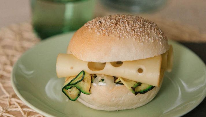 Panini al sesamo con zucchine