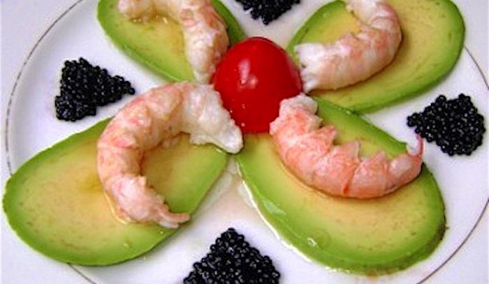 Scampi su petali di avocado