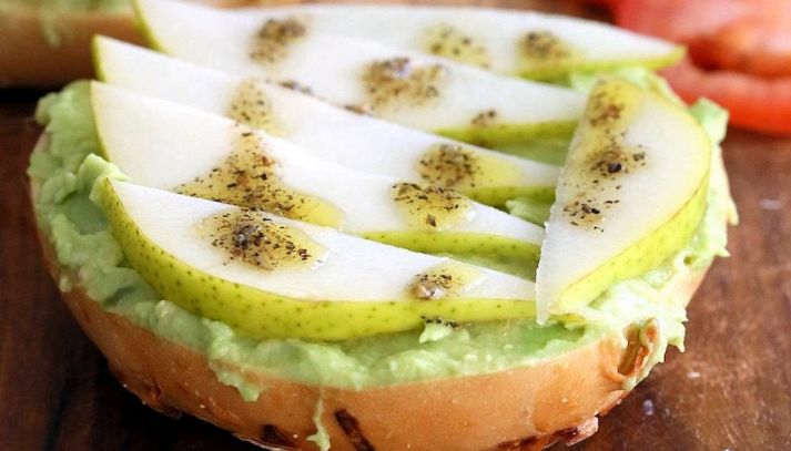 Tartine di pere avocado e Roquefort
