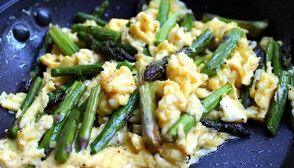 Uova strapazzate con asparagi verdi