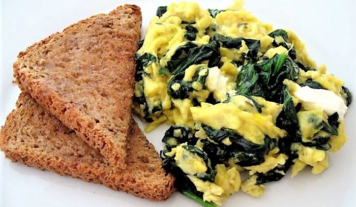 Uova strapazzate con spinaci