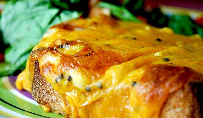 Welsh rarebit con acciughe