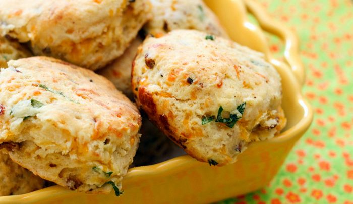 Biscotti con aglio e erba cipollina - La Ricetta di Buonissimo