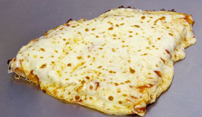 Calzoni con salsiccia, scamorza e ricotta