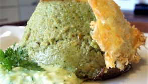 Cialdine di parmigiano con patè di fave