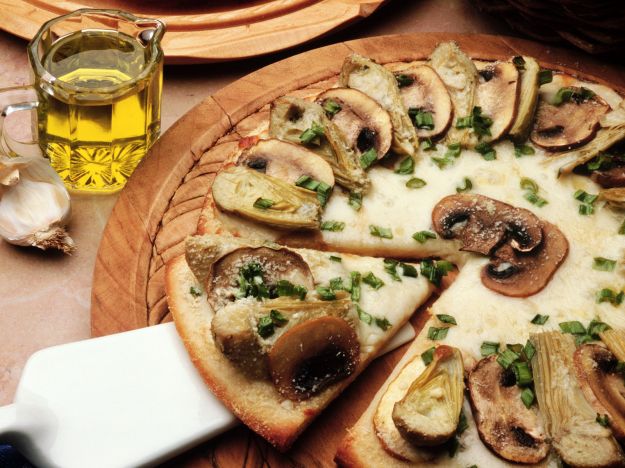 Pizza con funghi all&amp;#39;aglio - La Ricetta di Buonissimo