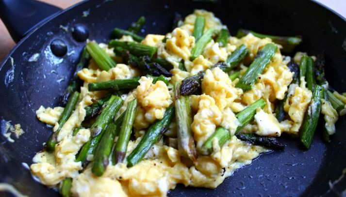 Punte di asparagi con uova strapazzate