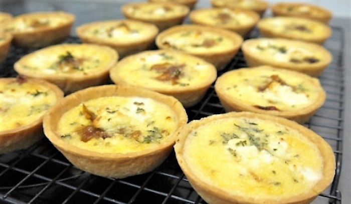 Quiches di cipolla e formaggio