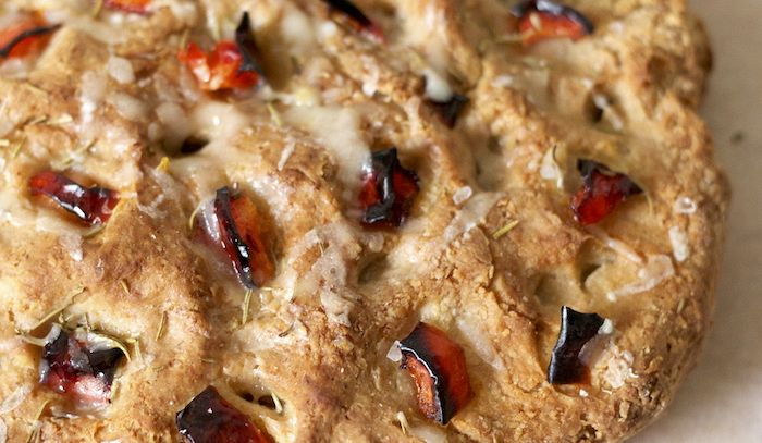 Schiacciata con i peperoni e pecorino