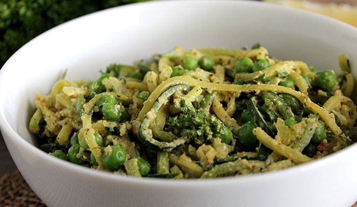Spaghetti con zucchine e piselli