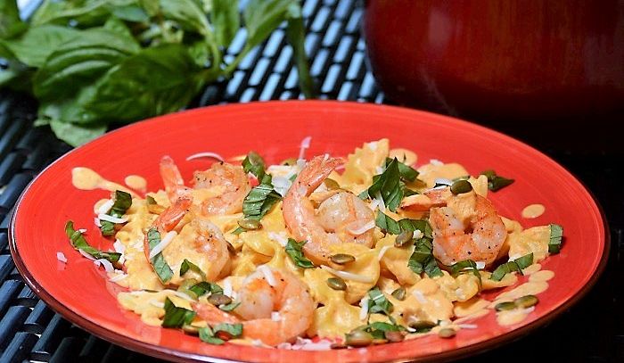 Farfalle con verdure e gamberetti