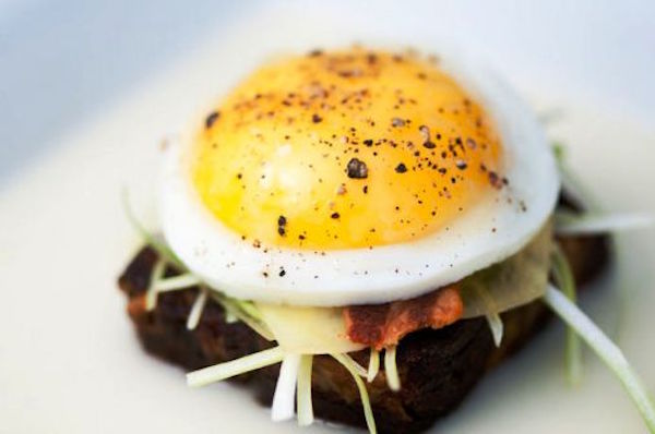 Focaccina con uova e pancetta
