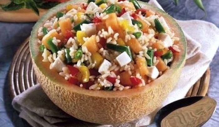 Insalata di riso e melone nel guscio