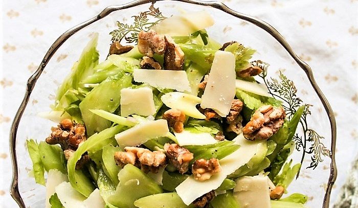 Antipasto di sedano, noci e formaggio