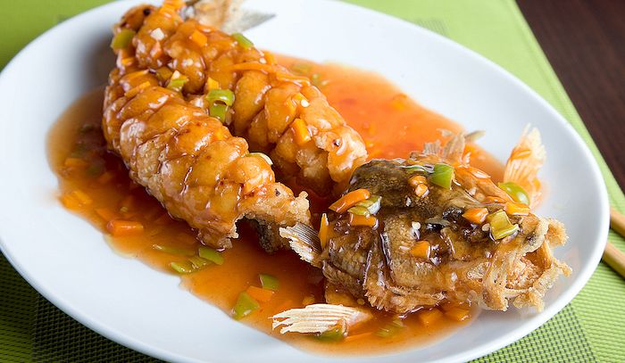 Pesce brasato in salsa di peperoncino e aglio