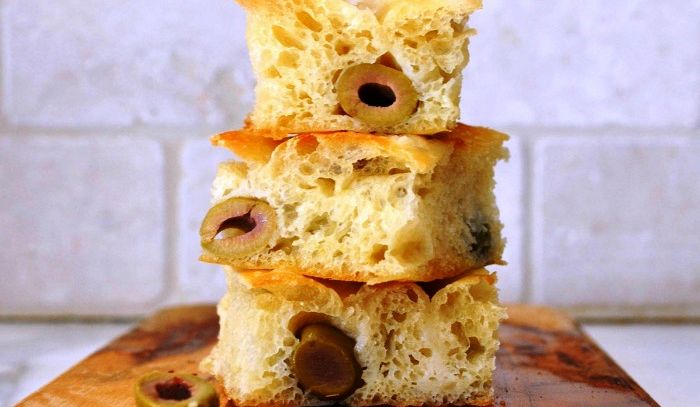 Focaccia con le olive verdi