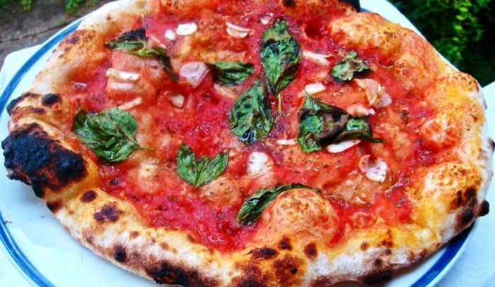 Pizza al pomodoro