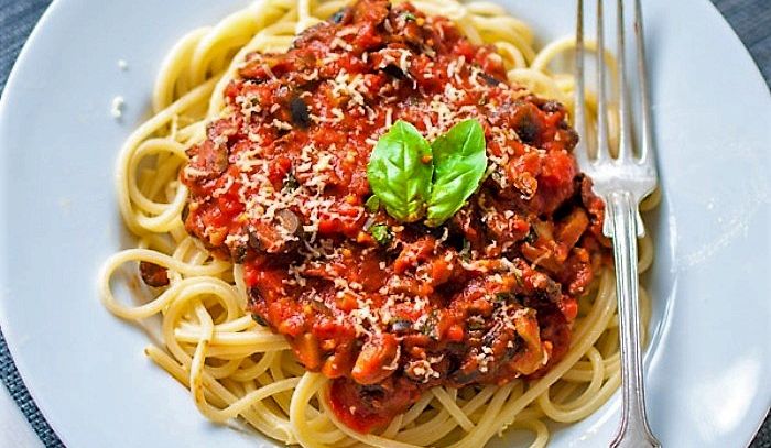 Spaghetti al pomodoro e olive