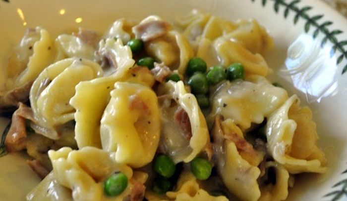 Tortellini con panna e funghi