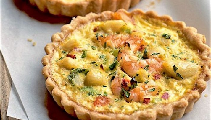 Crostata di seppie, gamberi e nasello