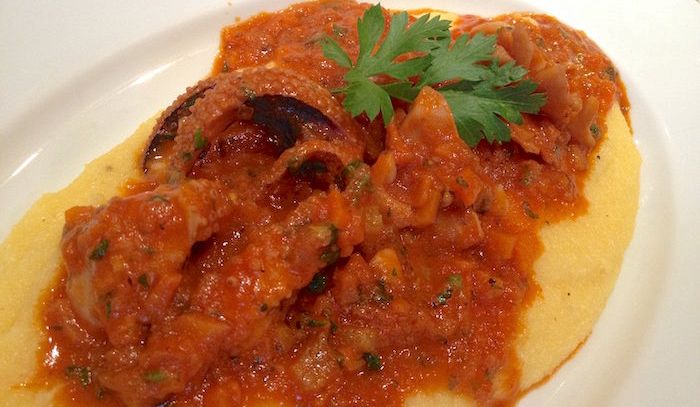 Nasello e polenta al sugo rosso