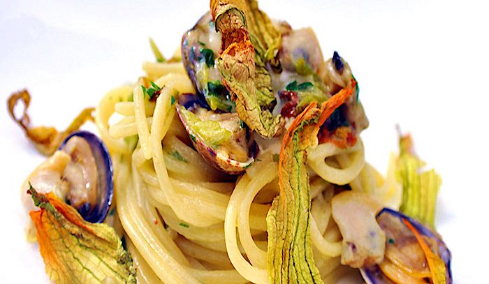 Spaghetti con vongole, scorfano e zucchine