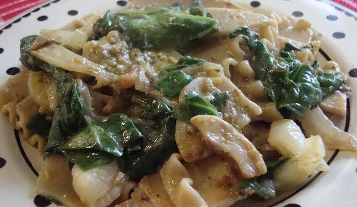 Stracci con funghi e pesto