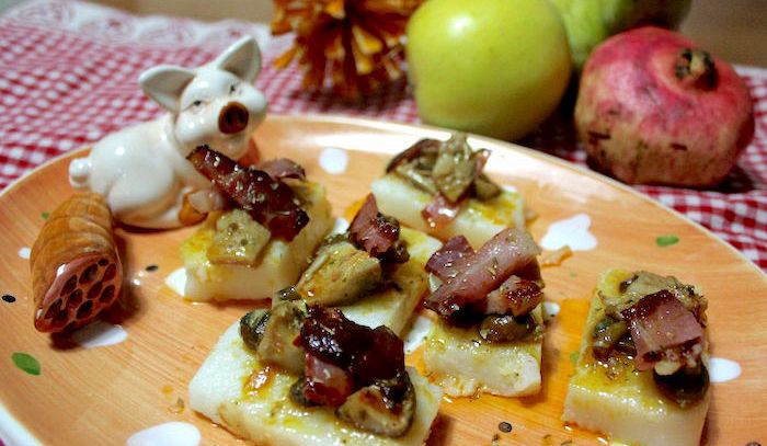 Crostoni di polenta con fontina, acciughe e peperoni