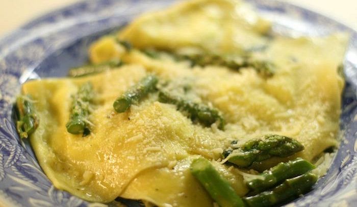 Ravioli con ripieno di asparagi