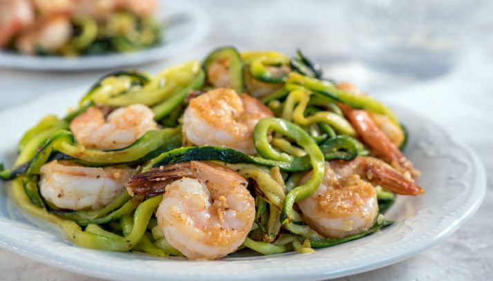 Zucchine e gamberi in padella