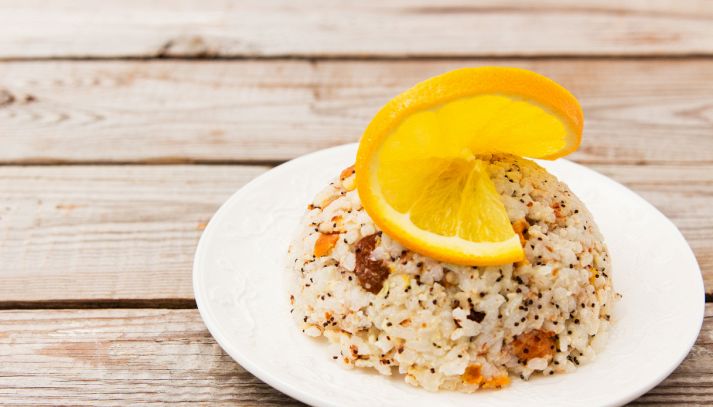 Insalata di riso con mandorle e uvetta