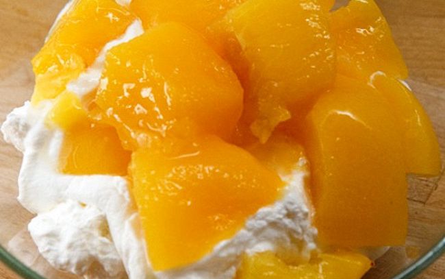 Coppe alle pesche sciroppate