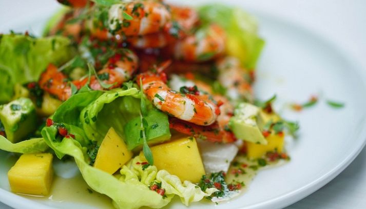 Gamberetti crudi su insalatina primaverile