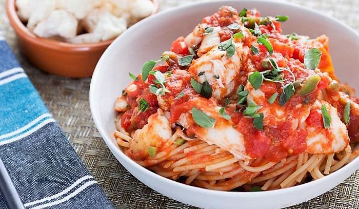 Spaghetti con pomodoro fresco e merluzzo