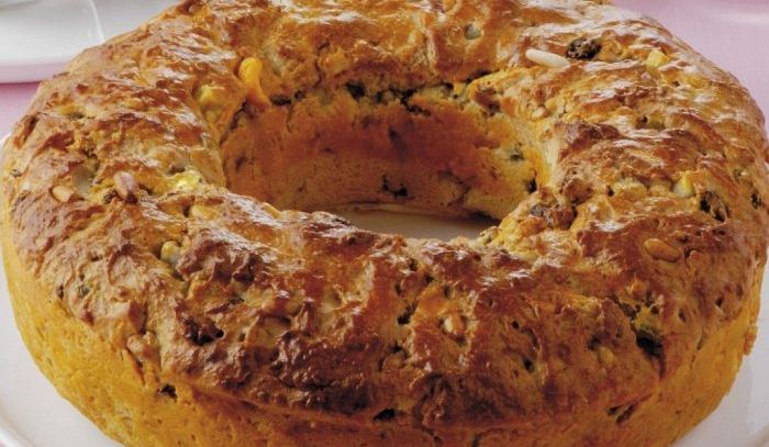 Ciambella all’uva sultanina e pinoli