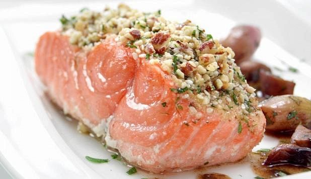 Salmone in crosta di nocciole e vinaigrette ai funghi