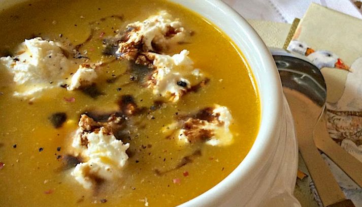 Crema di zucca alla panna acida, coriandolo e aceto balsamico