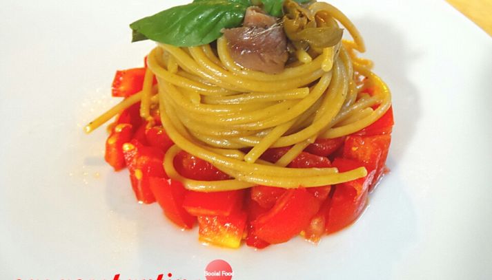 Spaghetti integrali con alici su tartare di pomodori