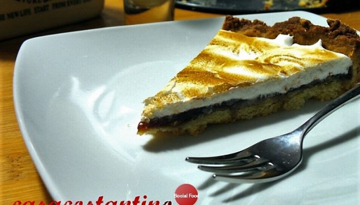 Crostata con confettura di fragole e crema di meringhe