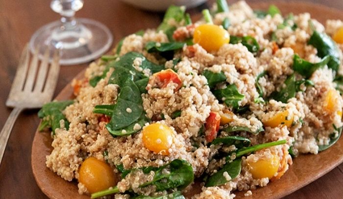 Insalata di quinoa e pomodori arrostiti