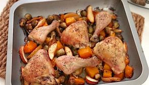 Pollo al forno con zucca, mele e cavolini
