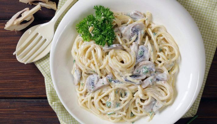 Fettuccine con pollo, panna e funghi
