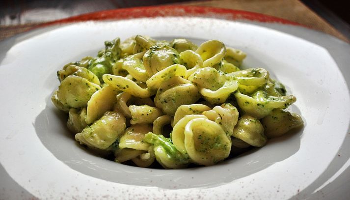 Orecchiette con broccoli e pinoli