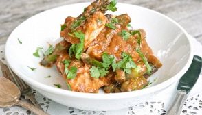 Bocconcini di pollo al cocco ed arachidi