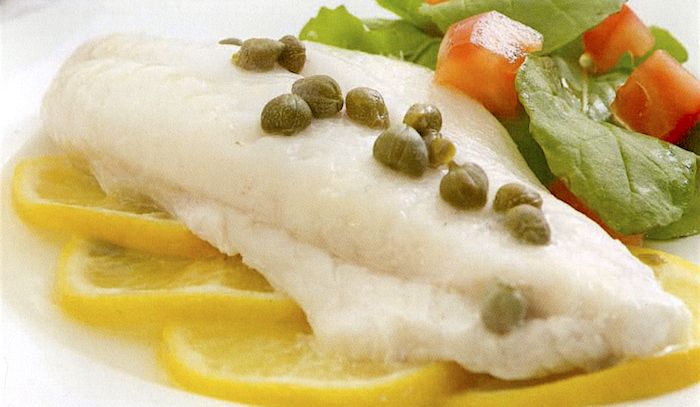 Branzino al forno con capperi e limone