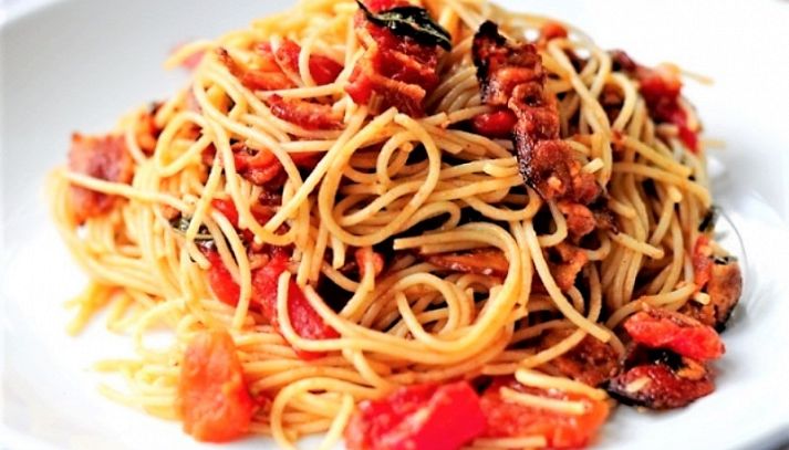 Capellini al pomodoro e pancetta