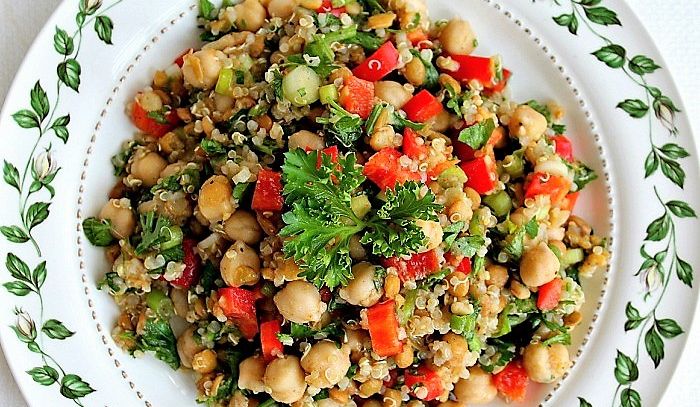 Insalata di quinoa, olive e ceci